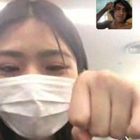 Keduanya menjalani hubungan jarak jauh dan hanya bisa berkomunikasi lewat dunia maya. Kemudian setelah intropeksi diri, mereka sepakat untuk terus melanjutkan hubungan. Mungkin masalah ini memang berat sekarang tapi coba kamu pikirin saat kita sudah tua dan jadi kakek nenek ini bakal jadi lelucon lho! Suasana cair saat itu. Dia juga ingin ngelanjutin kuliah di Amerika waktu itu. Tapi nggak tahu kenapa dia jadi milih Indonesia. Karena awalnya saya nyaranin buat ke Singapura. Biar saya juga bisa ke sana. Tapi dia milih Indonesia, tuturnya panjang lebar. Foto: Dok. pribadi Pratama.