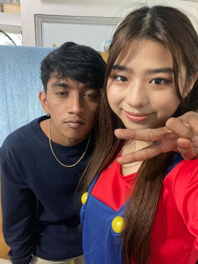 Keduanya juga sempat tidak berkomunikasi selama satu bulan, karena Pratama ganti nomor handphone. Setelah itu, keduanya mulai intens berbincang lewat dunia maya. Kita mulai ngobrol lagi sampai larut malam dan saya bilang saya suka dia. Dan dia juga bilang begitu. Kita mulai hubungan tanpa pernah ketemu sebelumnya. Hal yang berat itu karena kita LDR beda negara, ucapnya. Foto: Dok. pribadi Pratama.