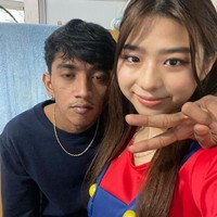 Keduanya juga sempat tidak berkomunikasi selama satu bulan, karena Pratama ganti nomor handphone. Setelah itu, keduanya mulai intens berbincang lewat dunia maya. Kita mulai ngobrol lagi sampai larut malam dan saya bilang saya suka dia. Dan dia juga bilang begitu. Kita mulai hubungan tanpa pernah ketemu sebelumnya. Hal yang berat itu karena kita LDR beda negara, ucapnya. Foto: Dok. pribadi Pratama.