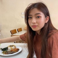 Pratama menceritakan hubungan mereka mendapatkan lampu hijau dari kedua orangtua masing-masing. Orang tua kita bolehin karena kita juga sering ngobrol. Saya juga janji sama papa dia buat jagain dia di sini, saut Pratama. Pertamakali bertemu muka dan bisa kencan, Pratama malah mengajak Yuri keliling Pasar Senen. Dia mengajak wanita Jepang itu mencicipi kuliner, mulai dari nasi goreng dan nasi padang. Yuri paling suka nasi Padang, walaupun buat awal dia selalu kepedesan. Dia suka rendang, jelasnya. Foto: Dok. Instagram @kuda_pirang.