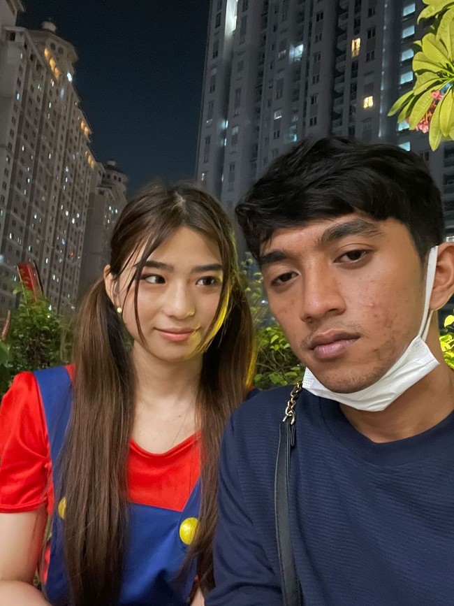 Pratama menuturkan setelah sekian lama menjalani LDR, dia dan Yuri akhirnya bisa bertatap muka untuk pertamakalinya. Mereka pertama kali bertemu pada 7 Juni 2022. Ia menjemput Yuri di Bandara Soekarno Hatta. Akhirnya kita ketemu buat pertama kali di Bandara Soekarno Hatta. Dia juga kaget karena ini pertama kalinya dia ke Indonesia. Saya kagum dengan dia karena saya juga belum pernah ke Jepang sama sekali, ungkap Pratama. Foto: Dok. pribadi Pratama.