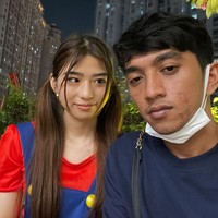 Pratama menuturkan setelah sekian lama menjalani LDR, dia dan Yuri akhirnya bisa bertatap muka untuk pertamakalinya. Mereka pertama kali bertemu pada 7 Juni 2022. Ia menjemput Yuri di Bandara Soekarno Hatta. Akhirnya kita ketemu buat pertama kali di Bandara Soekarno Hatta. Dia juga kaget karena ini pertama kalinya dia ke Indonesia. Saya kagum dengan dia karena saya juga belum pernah ke Jepang sama sekali, ungkap Pratama. Foto: Dok. pribadi Pratama.