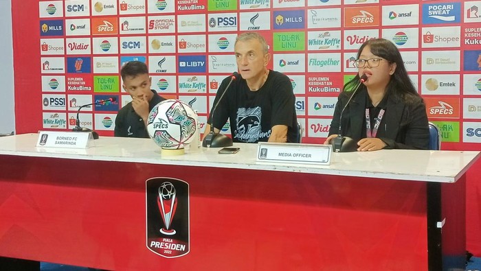 Pelatih Borneo FC, Milomir Seslija saat jumpa pers usai pertandingan melawan Rans Nusantara