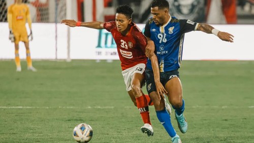 pemain bali united dan pemain Visakha FC berebut bola