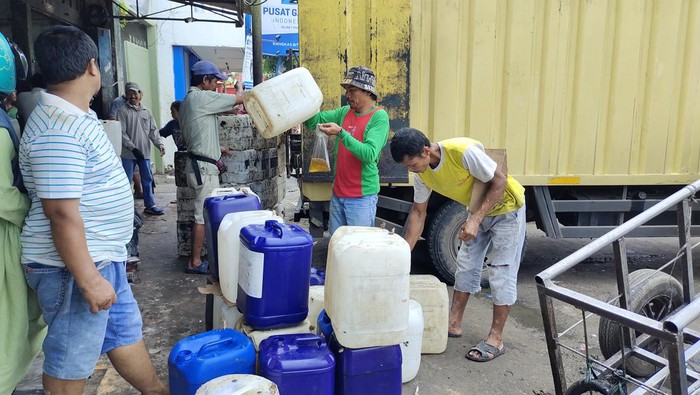 Pembeli mengantre membeli minyak goreng curah di Rangkasbitung, Lebak, Banten