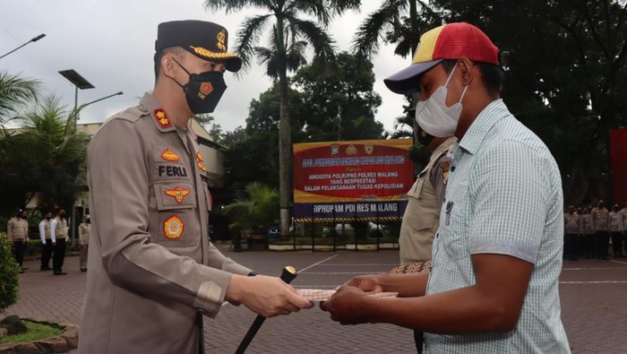 Pemberian penghargaan oleh Kapolres Malang kepada nelayan Sendangbiru