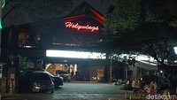 Seperti diketahui, Pemprov DKI resmi menyegel 12 outlet Holywings di Jakarta. Kasatpol PP DKI Jakarta Arifin mengatakan semua outlet Holywings Group di Jakarta tidak boleh beroperasi sejak penutupan.Penyegelan 12 outlet Holywings dilakukan berdasarkan Perda DKI Jakarta Nomor 8 Tahun 2007 tentang Ketertiban Umum dan Pergub DKI Jakarta Nomor 18 Tahun 2018. (Foto: Wildan/detikcom)