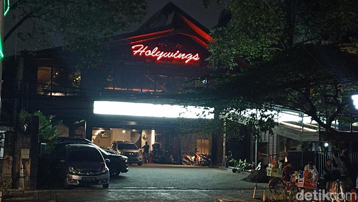 Pemprov DKI cabut izin usaha Holywings karena tidak memiliki izin mendirikan tempat bar. Ada 12 outlet Holywings yang ditutup oleh Pemprov DKI Jakarta.