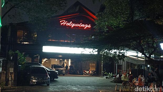 Pemprov DKI cabut izin usaha Holywings karena tidak memiliki izin mendirikan tempat bar. Ada 12 outlet Holywings yang ditutup oleh Pemprov DKI Jakarta.