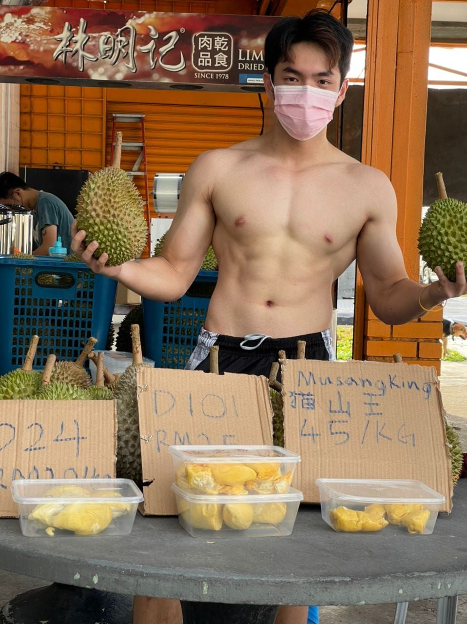 Pemuda promosikan jualan duriannya dengan mengunggah foto dirinya yang telanjang dada sedang memegang durian.