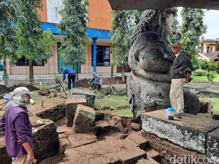 Penggalian arca Dwarapala.