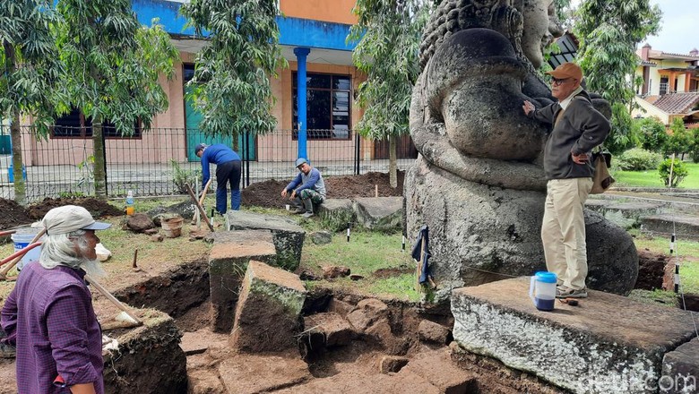 Penggalian arca Dwarapala. Penggalian arca Dwarapala.