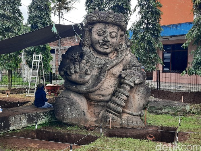 Penggalian arca Dwarapala.