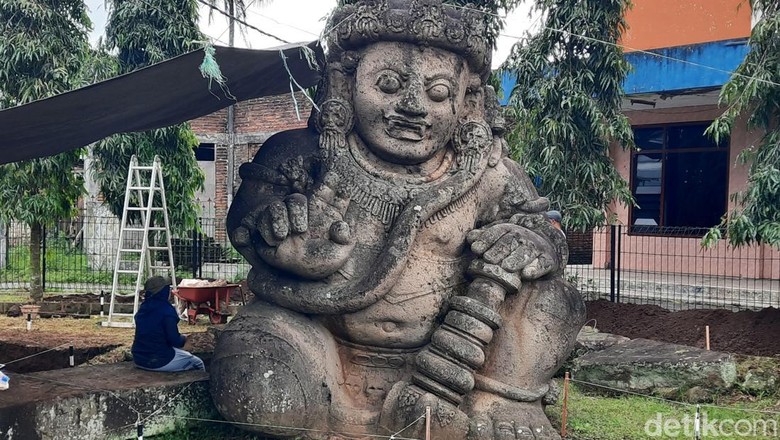 Penggalian arca Dwarapala. Penggalian arca Dwarapala.