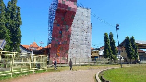 Pengprov FPTI Bali, Pengkab FPTI Buleleng, dan KONI Buleleng melakukan peninjauan venue panjat tebing di GOR Bhuana Patra Buleleng, Bali, Selasa (26/6/2022).
