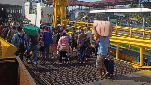 Penumpang kapal dari Pelabuhan Padangbai, Karangasem Bali menuju Pelabuhan Lembar, Lombok, NTB.