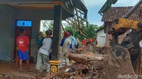 Menurut Ali, panjang tanggul jebol sepanjang 30 meter. Ketinggian banjir bandang sempat mencapai 60 cm, namun pagi ini sudah surut.  Foto: Dian Utoro Aji/detikJateng