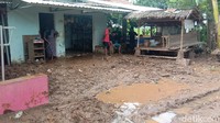 Kades Tunjungrejo, M Ali Zuhdi mengatakan banjir bandang disebabkan karena tanggul Sungai Sat jebol dipicu hujan deras Senin (27/6) malam. Foto: Dian Utoro Aji/detikJateng