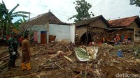 Pantauan detikJateng di lokasi, tampak rumah warga rusak dampak terjangan banjir. Warga tengah sibuk membersihkan sisa-sisa banjir. Foto: Dian Utoro Aji/detikJateng