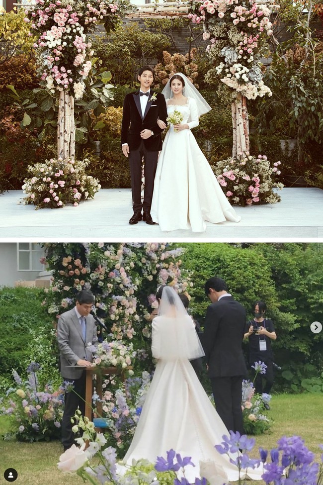 Jang Nara dan Song Hye Kyo sama-sama menggelar acara pernikahan outdoor di taman. Dekorasi pernikahan mereka pun tak jauh berbeda. Jang Nara memilih bunga bernuansa biru pastel dan pink, sementara Song Hye Kyo memilih putih dan pink. Foto: dok. United Artist Agency, dok. Instagram @arjangnara