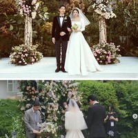 Jang Nara dan Song Hye Kyo sama-sama menggelar acara pernikahan outdoor di taman. Dekorasi pernikahan mereka pun tak jauh berbeda. Jang Nara memilih bunga bernuansa biru pastel dan pink, sementara Song Hye Kyo memilih putih dan pink. Foto: dok. United Artist Agency, dok. Instagram @arjangnara