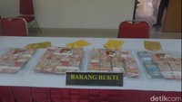 Duit Rp 470 juta itu dalam pecahan Rp 100 ribu dan Rp 50 ribu. Foto: Agus Septiawan/detikJateng