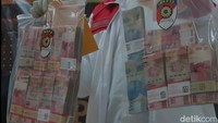 Duit yang diamankan polisi itu ditampilkan dalam rilis kasus di Mapolda DIY, Selasa (28/6/2022). Foto: Agus Septiawan/detikJateng