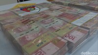 Gepokan duit itu diamankan dari tersangka II dan satu tersangka lainnya, inisial AS. Foto: Agus Septiawan/detikJateng