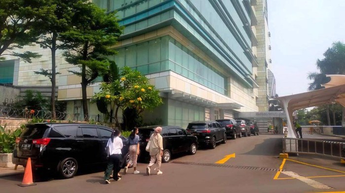 Petugas KPK melakukan penggeledahan di penthouse mantan Bupati Tanah Bumbu Mardani H Maming di Penthouse Kempinski Private Residence, Jakarta Pusat, Selasa (28/6/2022).