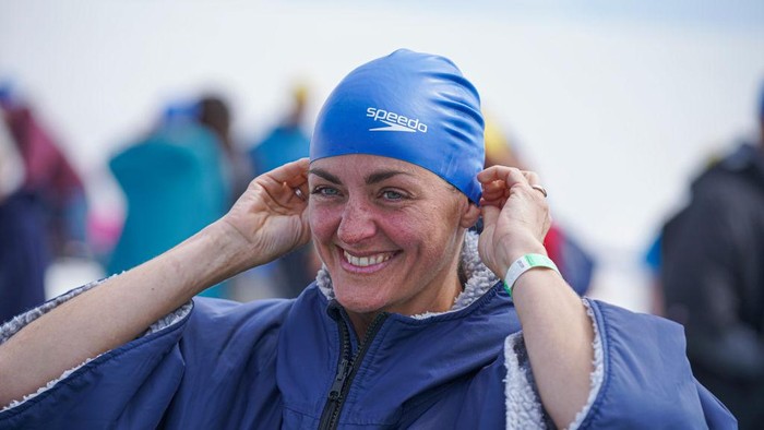 Potret Renang Massal untuk Solidaritas Ukraina Pecahkan Rekor Dunia PENZANCE, ENGLAND - JUNE 26: Participants take part in a successful Guinness World Record attempt for the largest number of people performing a synchronised swimming routine at the Jubilee Pool Lido on June 26, 2022 in Penzance, England. The attempt, produced by artist Anthony Garratt in collaboration with Newlyn School of Art, features half the 270 swimmers wearing yellow swim caps and half wearing blue swim caps to create a Ukraine flag effect as they raised money for Unicef and it work supporting children in war zones such as Ukraine. (Photo by Hugh Hastings/Getty Images)