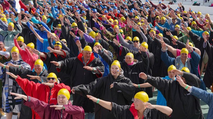 Potret Renang Massal untuk Solidaritas Ukraina Pecahkan Rekor Dunia PENZANCE, ENGLAND - JUNE 26: Participants take part in a successful Guinness World Record attempt for the largest number of people performing a synchronised swimming routine at the Jubilee Pool Lido on June 26, 2022 in Penzance, England. The attempt, produced by artist Anthony Garratt in collaboration with Newlyn School of Art, features half the 270 swimmers wearing yellow swim caps and half wearing blue swim caps to create a Ukraine flag effect as they raised money for Unicef and it work supporting children in war zones such as Ukraine. (Photo by Hugh Hastings/Getty Images)