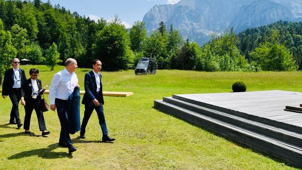 Presiden Jokowi melakukan pertemuan bilateral dengan Presiden Prancis Emmanuel Macron di sela-sela KTT G7 di Elmau, Jerman, Senin, 27 Juni 2022. Kedua pemimpin membahas situasi di Ukraina juga terkait Presidensi G20 Indonesia.