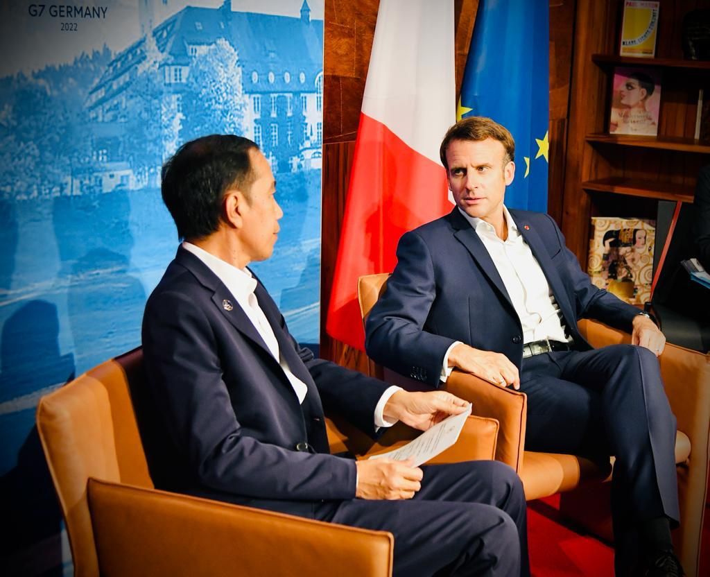 Presiden Jokowi melakukan pertemuan bilateral dengan Presiden Prancis Emmanuel Macron di sela-sela KTT G7 di Elmau, Jerman, Senin, 27 Juni 2022. Kedua pemimpin membahas situasi di Ukraina juga terkait Presidensi G20 Indonesia. (Dok: Biro Pers Sekretariat Presiden)