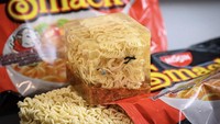 Mie instan yang belum dimasak ini pun bisa dimodifikasi menjadi lautan mie. Cerita dilengkapi dengan miniatur perempuan yang terlihat sedang menyelam di sana. Foto: Instagram @tinywasteland