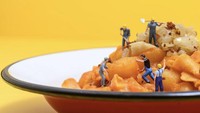 Orang awam mungkin melihatnya sebagai semangkuk pasta. Tapi ternyata ini dibuat seolah menjadi tambang mas yang sedang digali oleh para pekerja. Foto: Instagram @tinywasteland