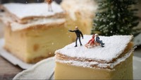 Kue lembut dengan topping gula halus melimpah ini dibuat seolah menjadi pegunungan bersalju di tengah hutan. Foto: Instagram @tinywasteland