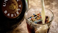 Kreatif! Gelas kopi ini dibuat menjadi sungai tempat orang melakukan olahraga arung jeram. Limpahan susu diatasnya pun seolah menjadi pemandangan air terjun yang indah. Foto: Instagram @tinywasteland