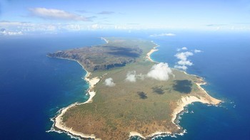 Pulau Niihau, Hawaii: Niihau adalah pulau di Hawaii, dekat dengan Pulau Kauai. Dikenal sebagai pulau terlarang, pulau ini tidak boleh dikunjungi siapapun. Pemiliknya, keluarga Robinson, berjanji pada raja Hawaii untuk melindungi pulau, sehingga yang bisa datang ke sana hanya orang yang mereka undang atau dari kalangan pemerintah dan militer. Foto: Wikipedia