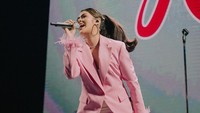 Cewek kue didefinisikan berpakaian dengan warna mencolok. Foto: Instagram Raisa