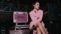 Raisa mengenakan setelan berwarna merah muda, sama dengan hardcase miliknya. Foto: Instagram Raisa