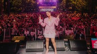 Raisa berpose bersama ribuan penontonnya. Foto: Instagram Raisa