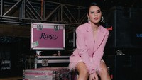 Raisa bergaya ala cewek kue. Foto: Instagram Raisa