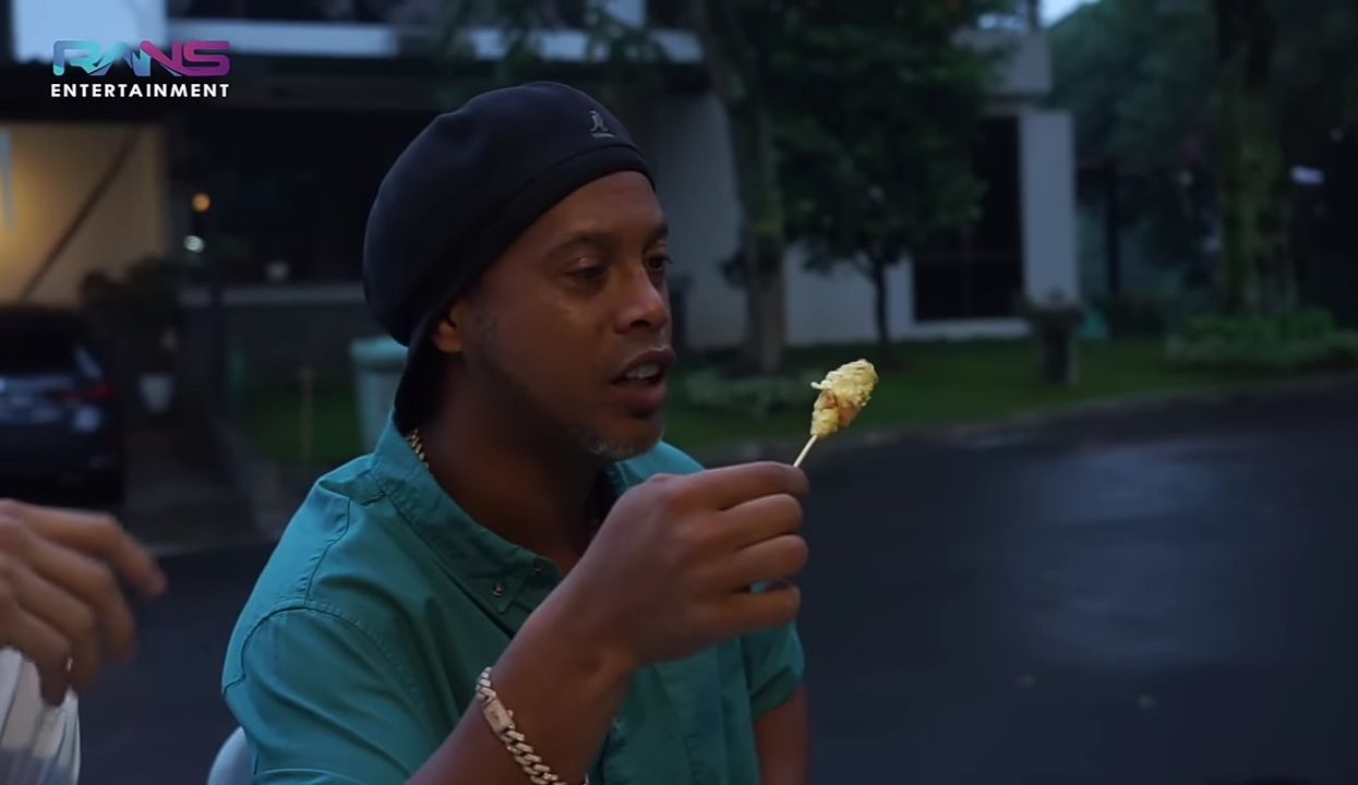 Ronaldinho cicip 5 jajanan kaki lima di Andara