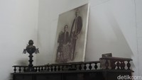 Foto: Lukisan zaman dulu wajah bupati bersama sang istri yang disimpan di atas meja kerja (Wisma Putra/detikJabar).