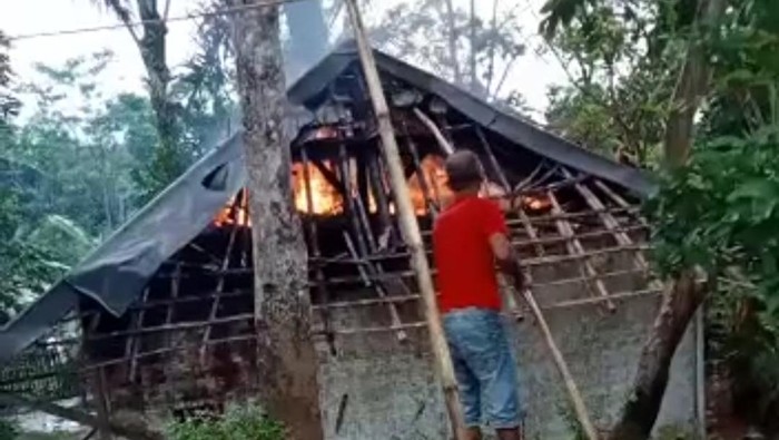 Rumah Ayah Pemerkosa Anak di Garut Dibakar