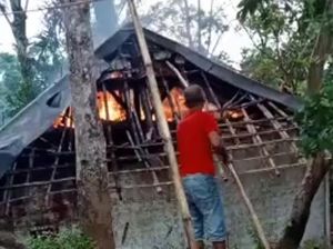 Rumah Ayah Pemerkosa Anak Kandung di Garut Dibakar!
