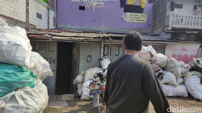 Rumah juragan rongsokan Sabar yang ditembak orang tak dikenal