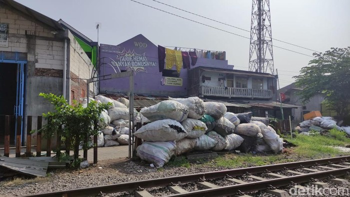 Rumah juragan rongsokan Sabar yang ditembak orang tak dikenal