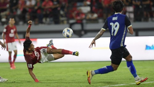 Pesepak bola Bali United Eber Bessa (kiri) berebut bola dengan pesepak bola Visakha FC Mohammed Faeez Khan dalam pertandingan sepak bola Grup G Piala AFC 2022 di Stadion I Wayan Dipta, Gianyar, Bali, Senin (27/6/2022). Bali United kalah dari Visakha FC dengan skor 2-5. ANTARA FOTO/Nyoman Budhiana/rwa.