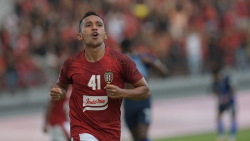 Pesepak bola Bali United Eber Bessa (kiri) berebut bola dengan pesepak bola Visakha FC Mohammed Faeez Khan dalam pertandingan sepak bola Grup G Piala AFC 2022 di Stadion I Wayan Dipta, Gianyar, Bali, Senin (27/6/2022). Bali United kalah dari Visakha FC dengan skor 2-5. ANTARA FOTO/Nyoman Budhiana/rwa.